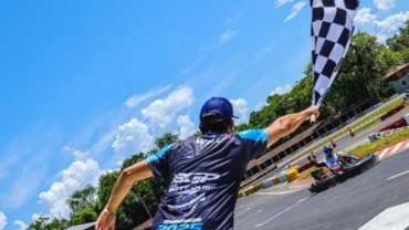 Corrida de Kart no Kartódromo de Joinville